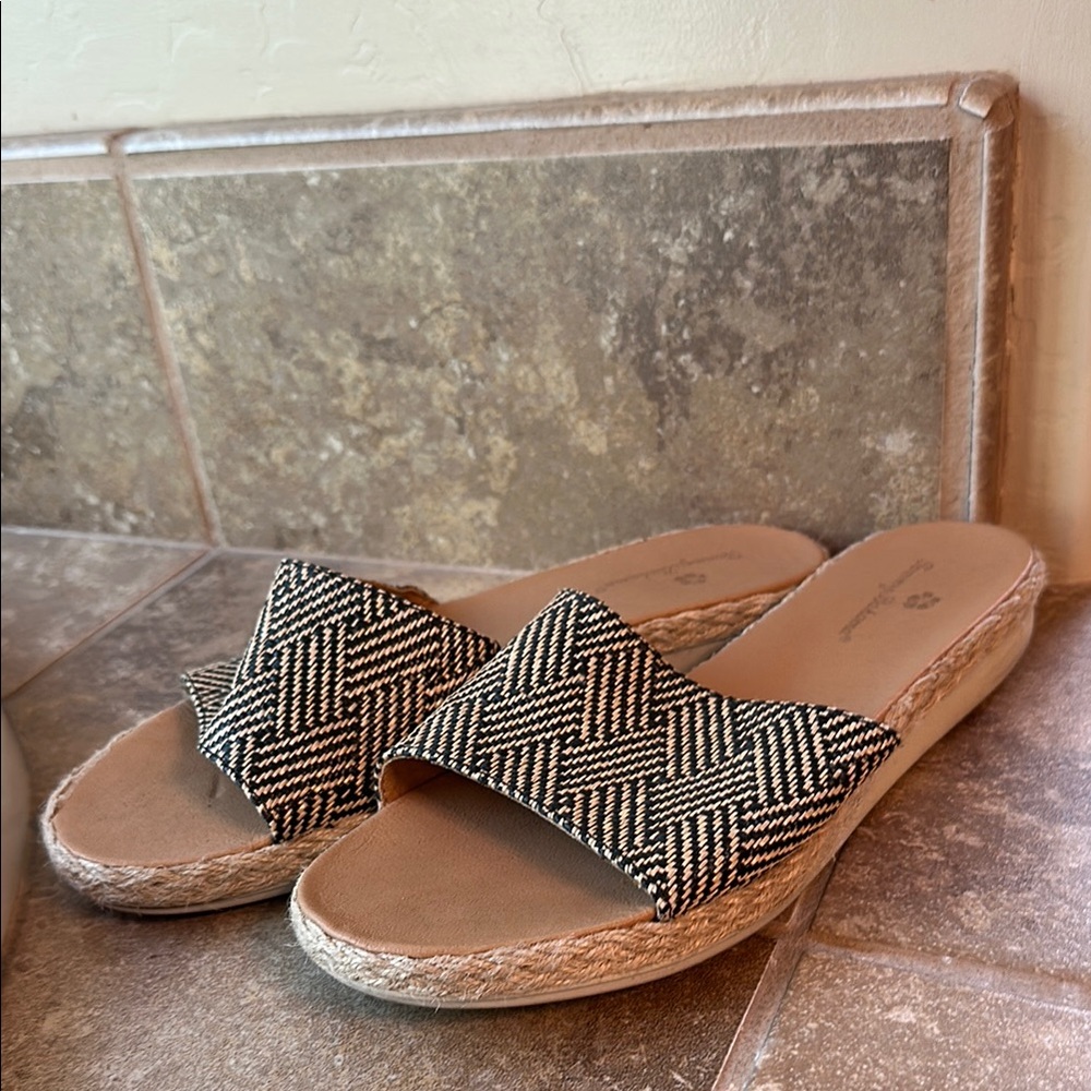 Tommy Bahama Sandals Women’s size 8
